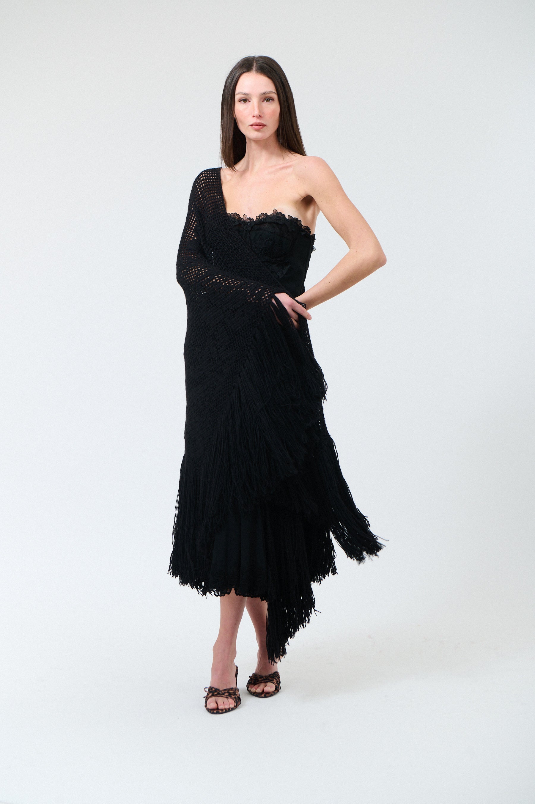 Scialle Peonia in Alpaca, Volcanic Black, On Model