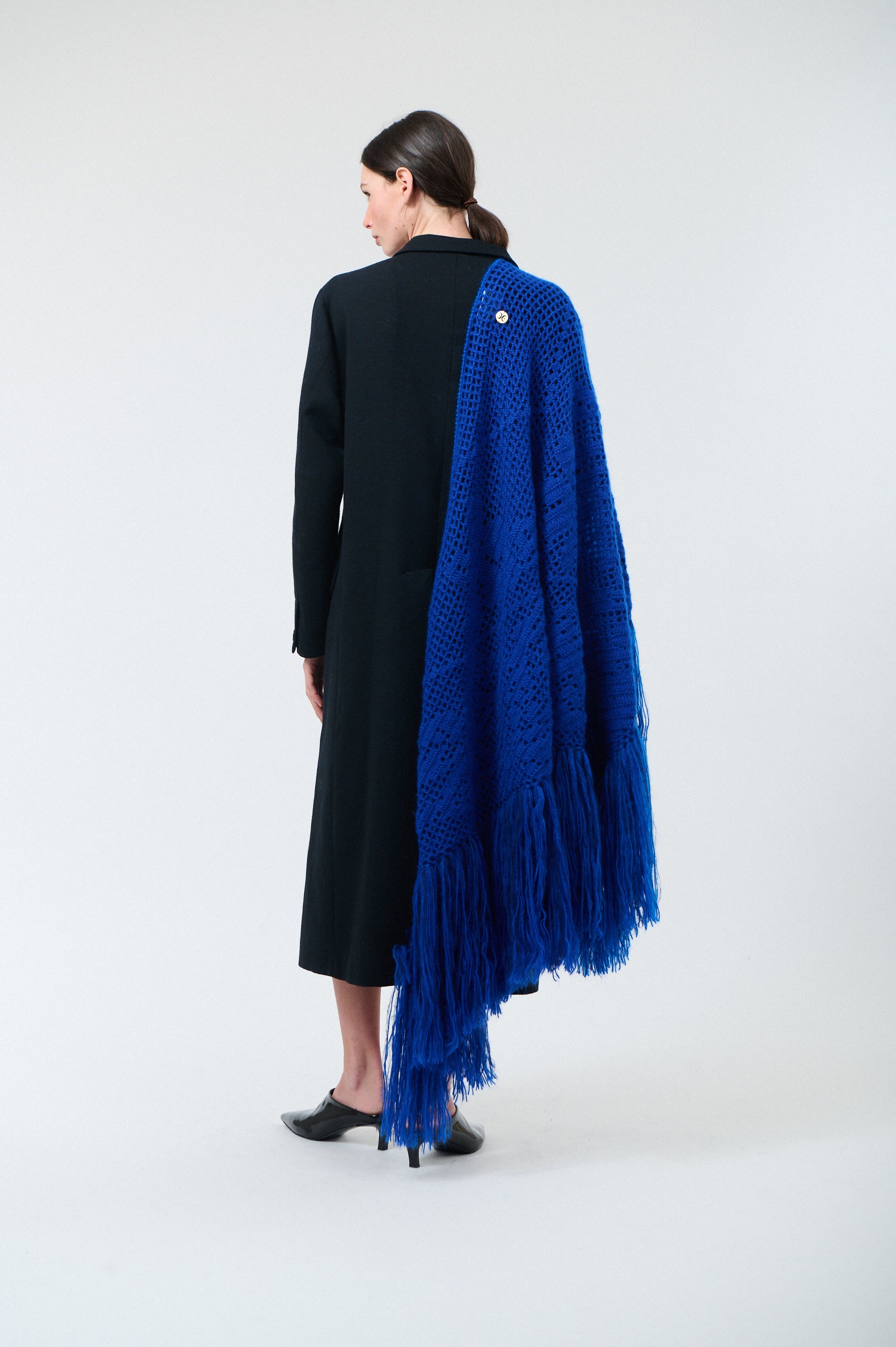 Scialle Coperta in Mohair Silk Blend, Stromboli Blue, On Model