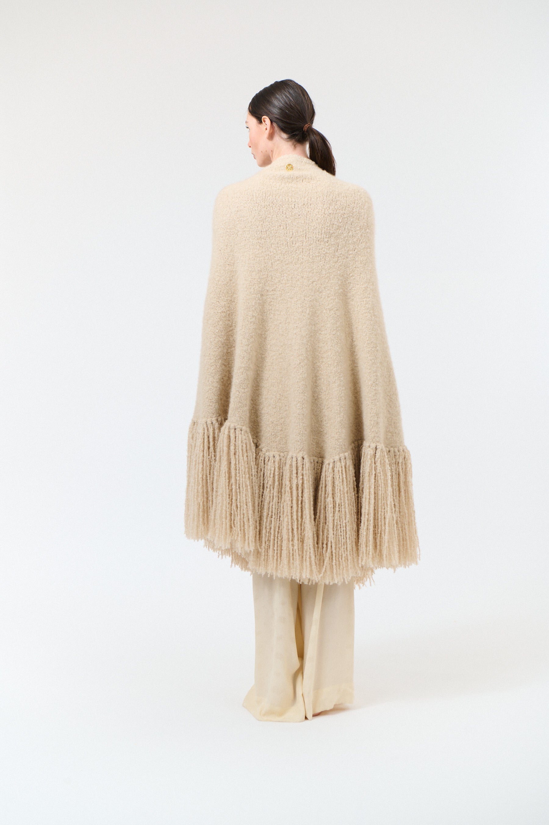 Scialle Manta in Curly Cashmere, Sampieri Sand, On Model