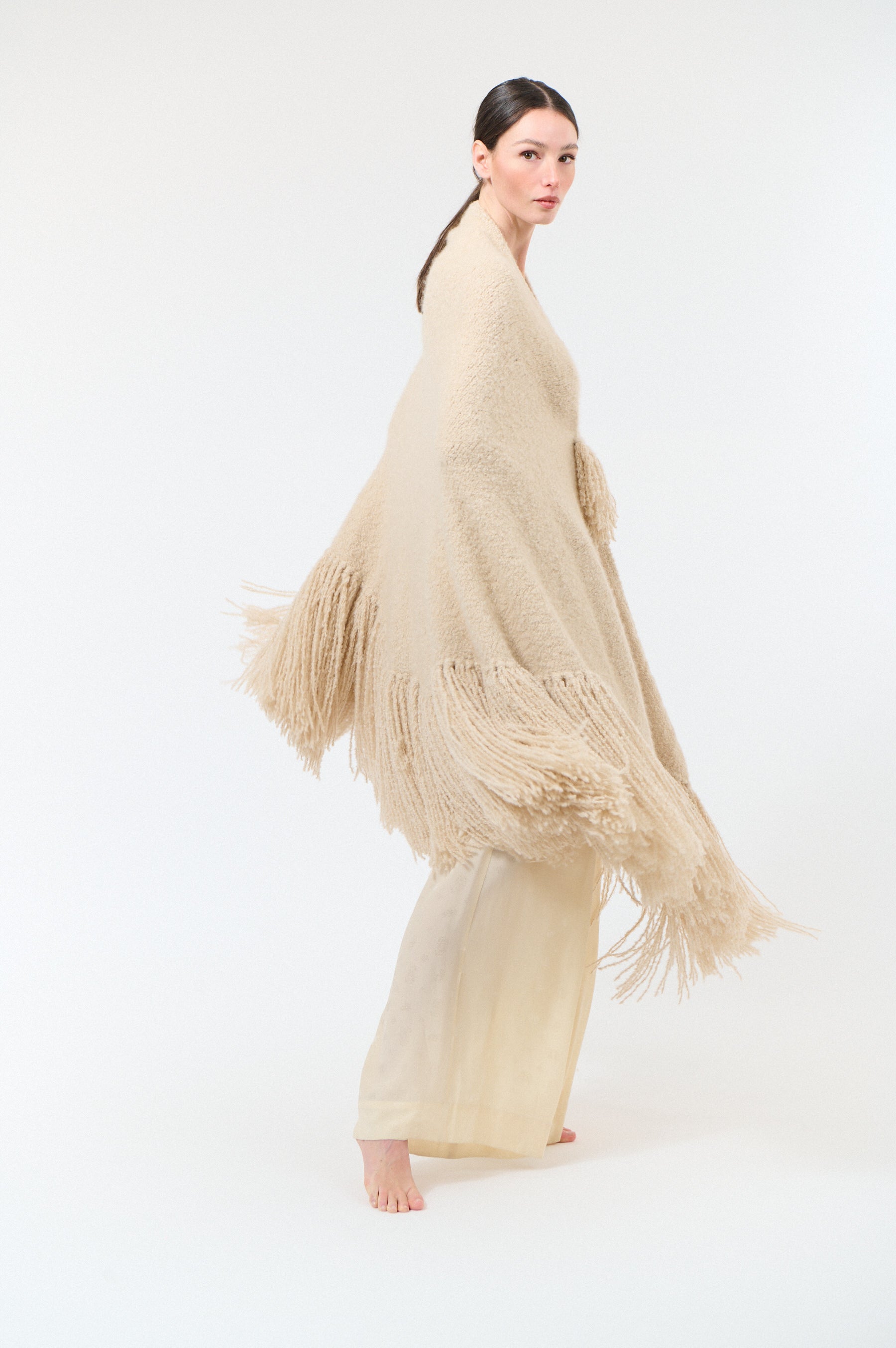 Scialle Manta in Curly Cashmere, Sampieri Sand, On Model