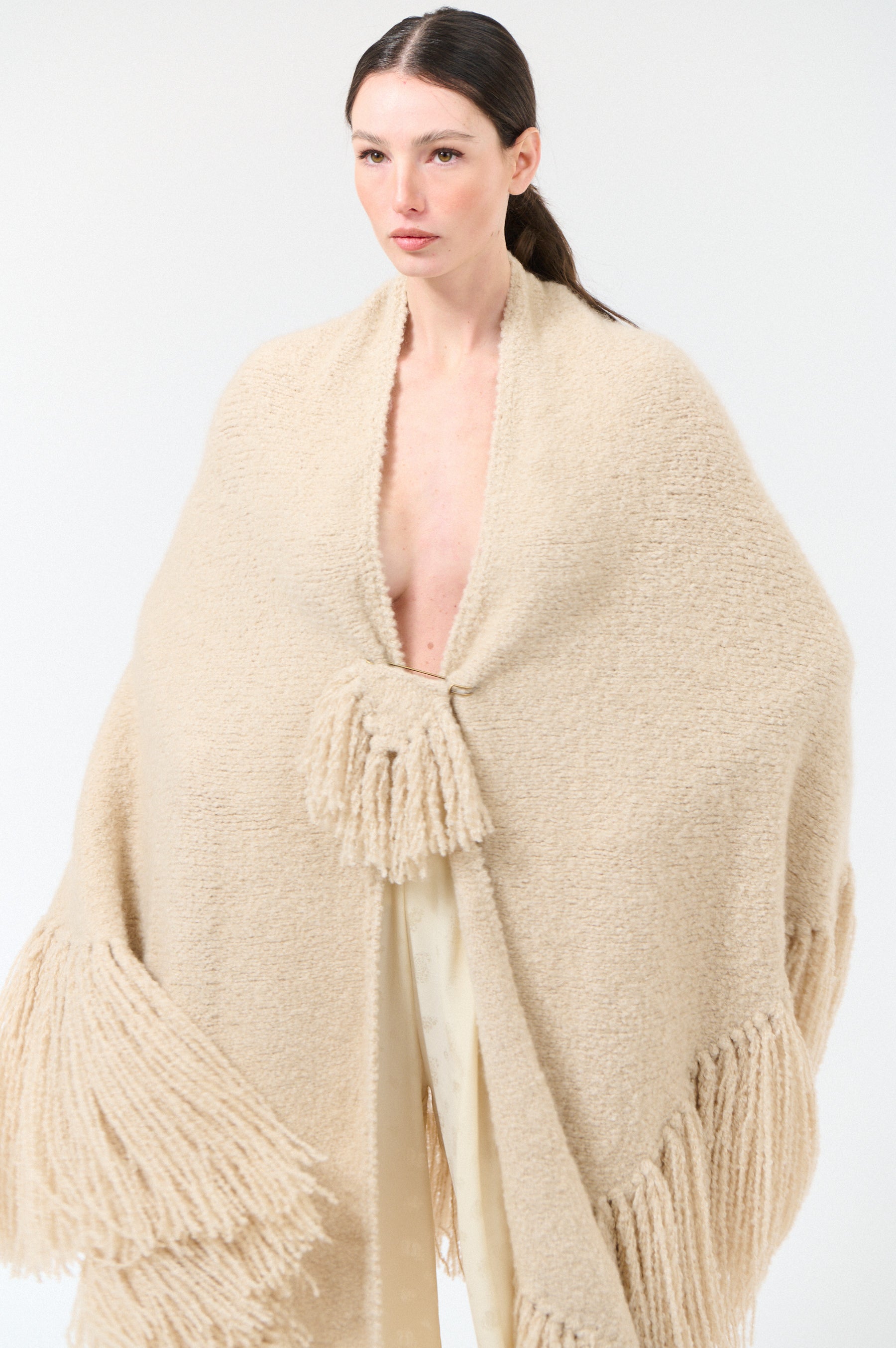 Scialle Manta in Curly Cashmere, Sampieri Sand, On Model