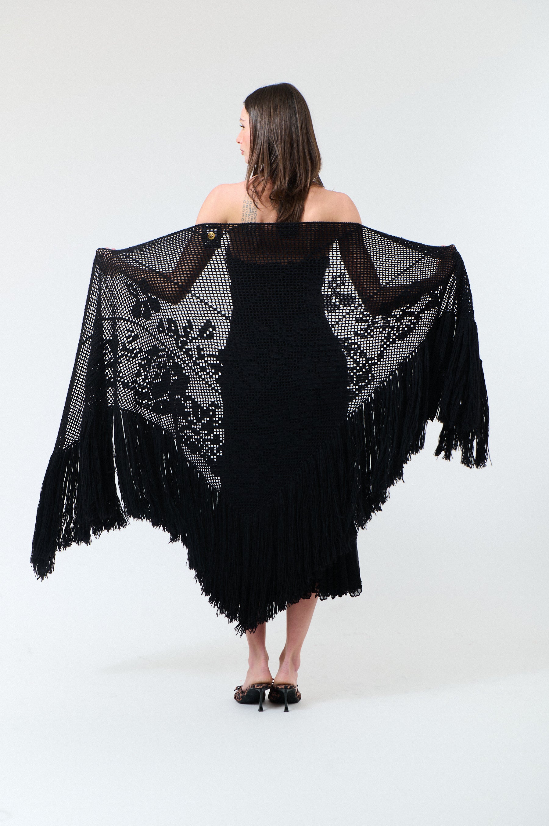 Scialle Peonia in Alpaca, Volcanic Black, On Model