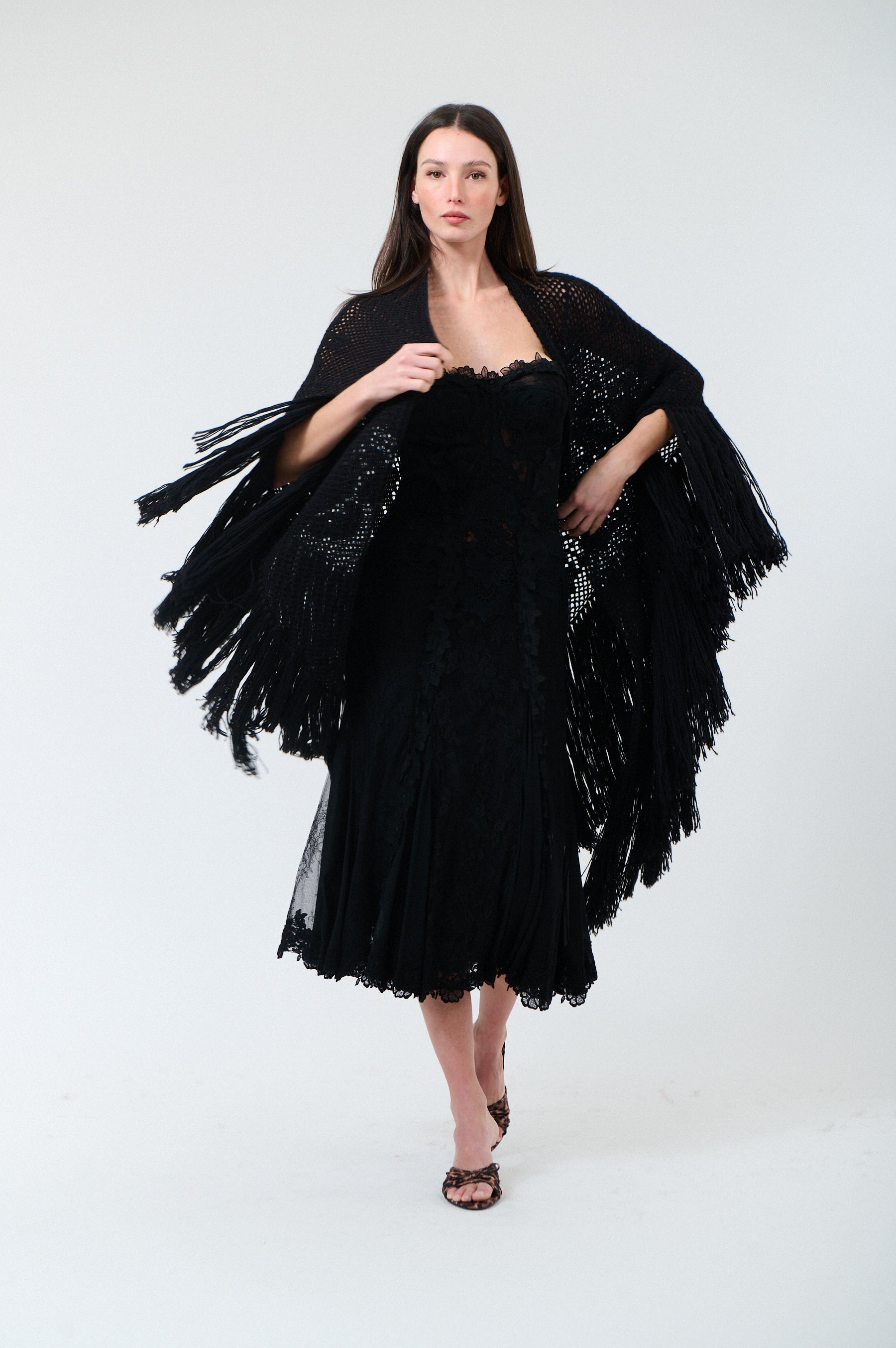 Scialle Peonia in Alpaca, Volcanic Black, On Model