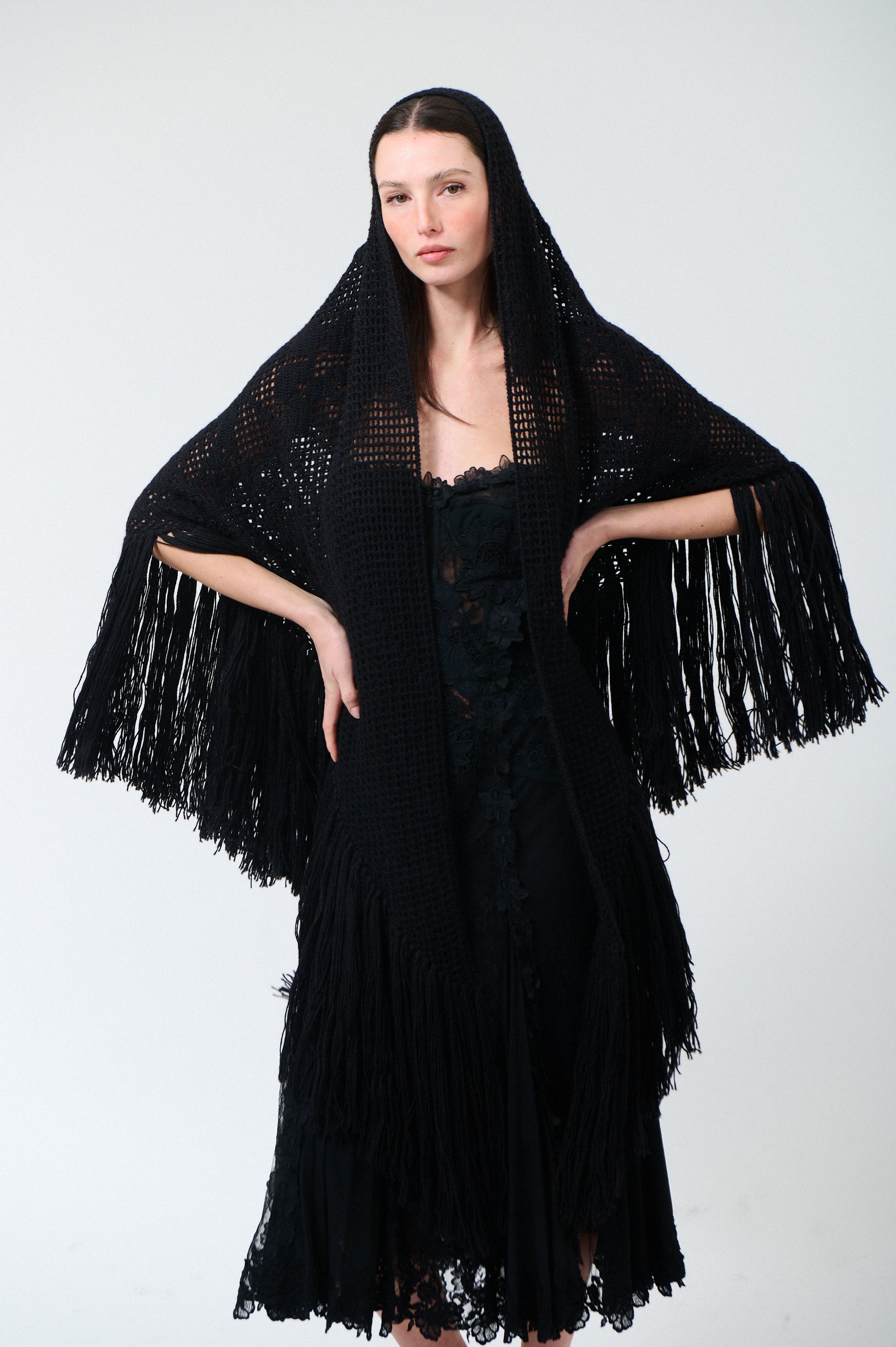 Scialle Peonia in Alpaca, Volcanic Black, On Model