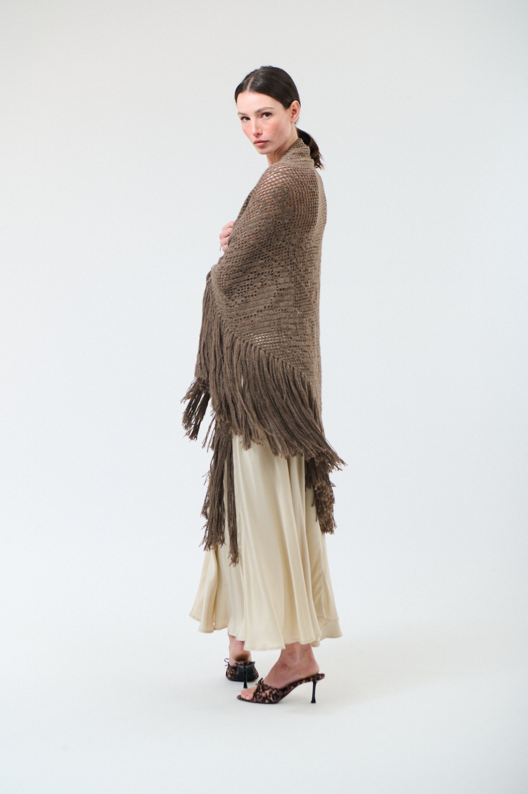 Scialle Peonia in Alpaca, Sampieri Sand, On Model, Draped over shoulders