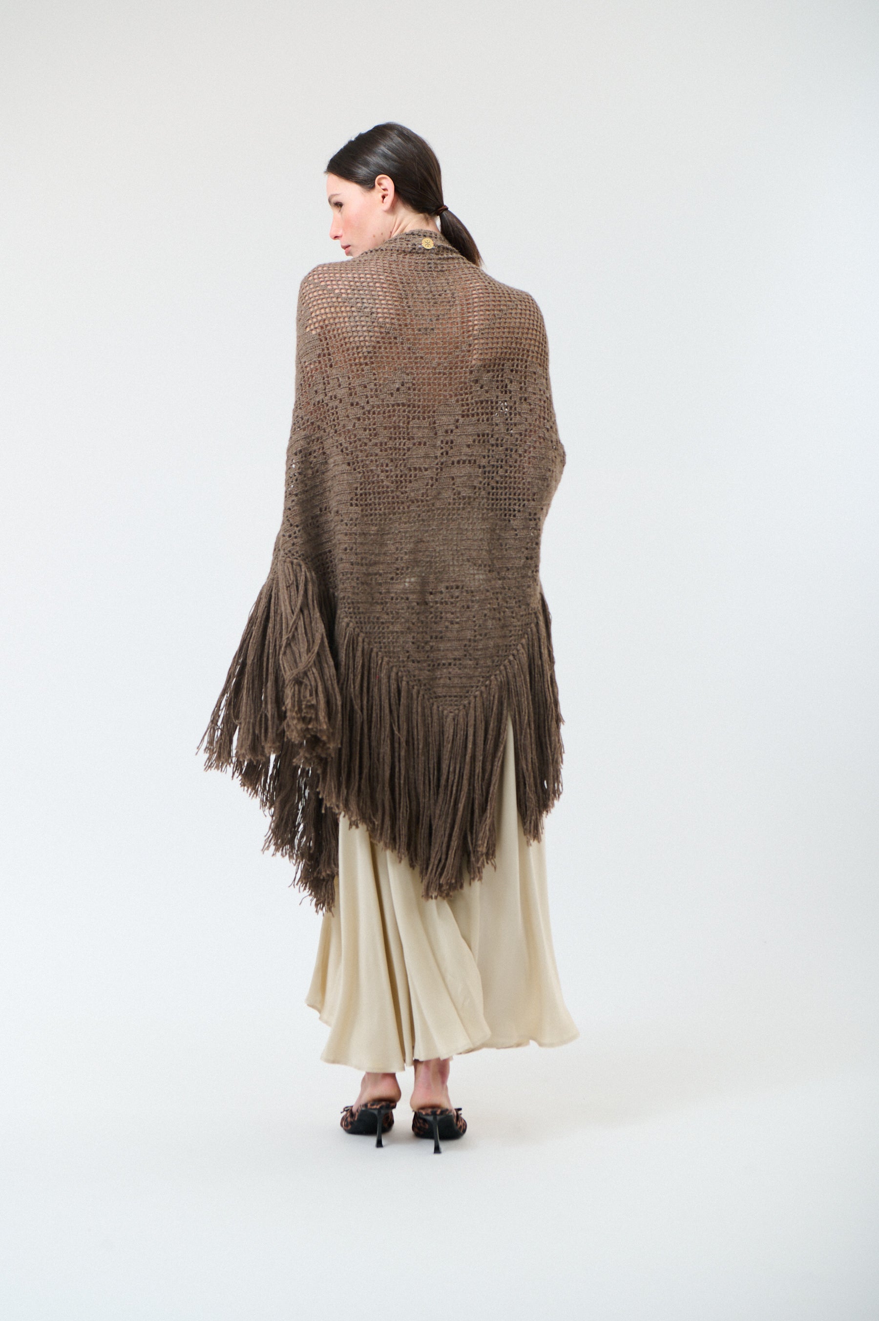 Scialle Peonia in Alpaca, Sampieri Sand, On Model, Draped over shoulders