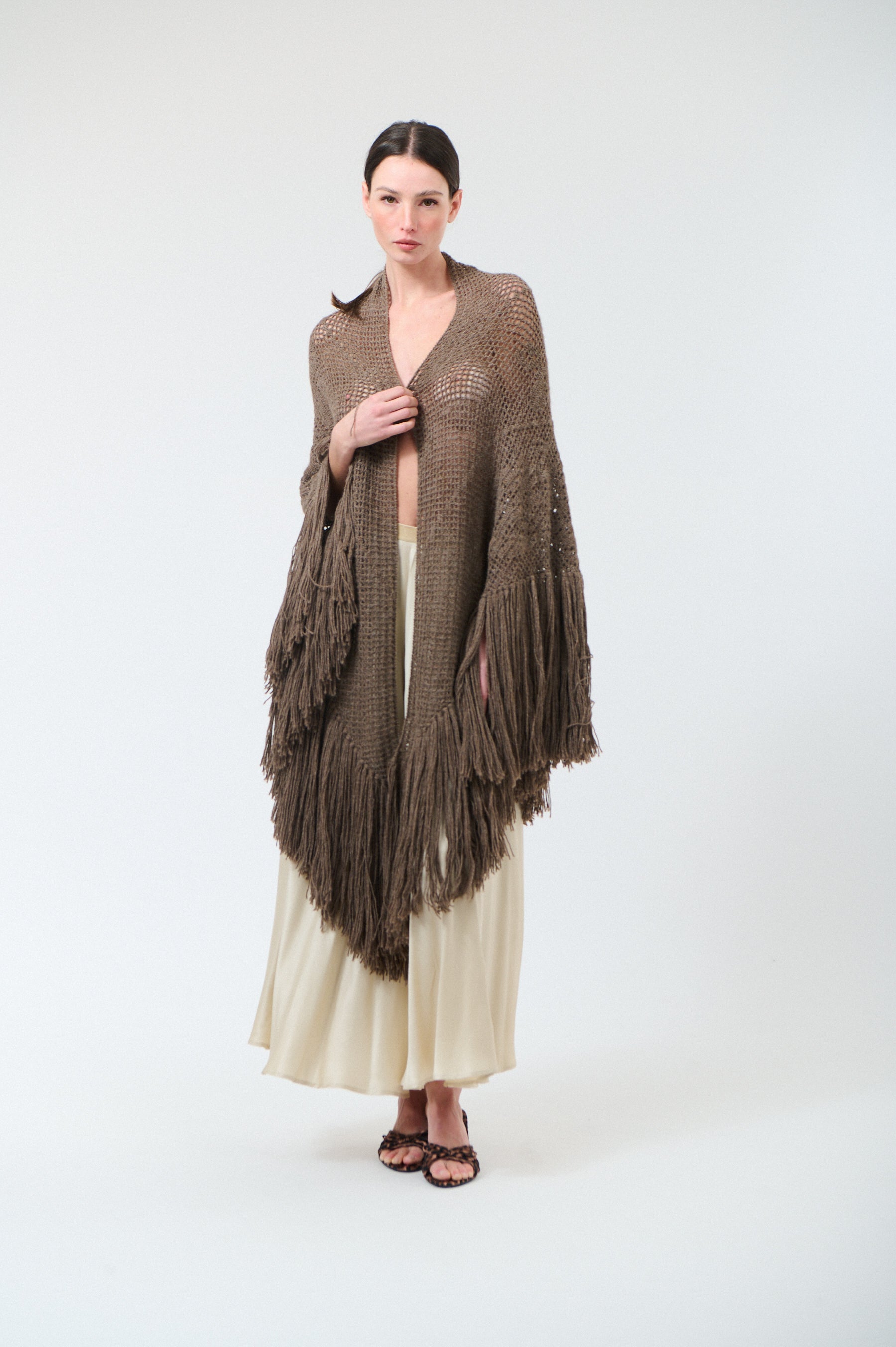 Scialle Peonia in Alpaca, Sampieri Sand, On Model, Draped over shoulders