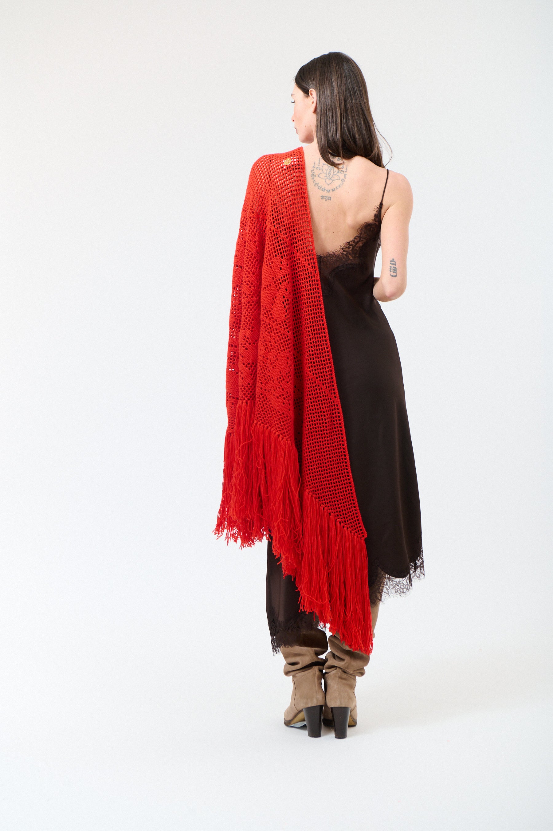 Scialle Peonia in Cashmere, Orange Blossom, On Model