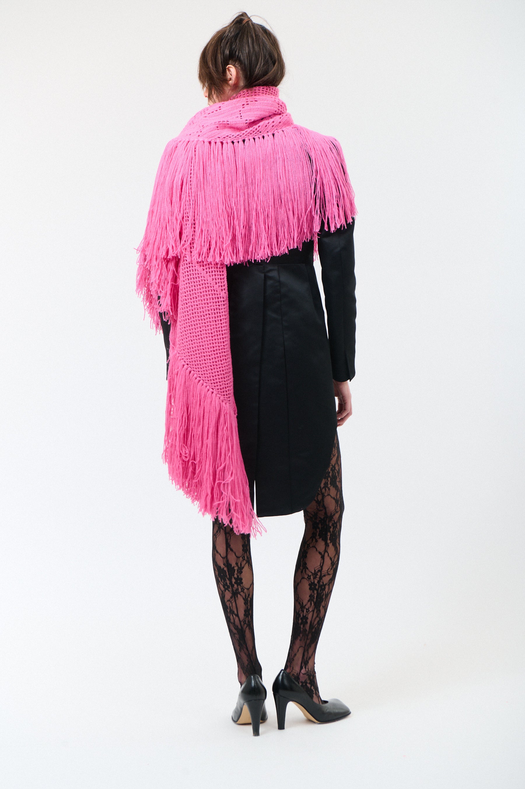 Scialle Peonia in Cashmere, Pink Saline, On model