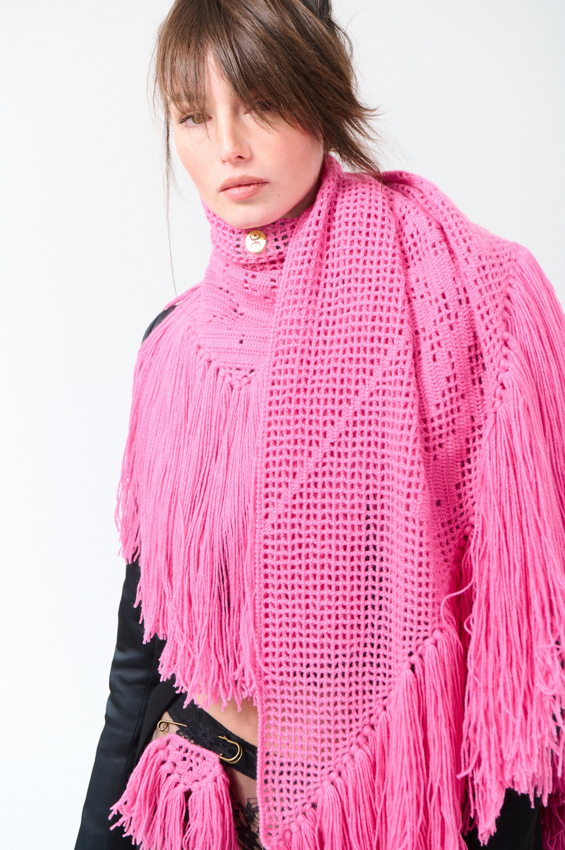 Scialle Peonia in Cashmere, Pink Saline, On model