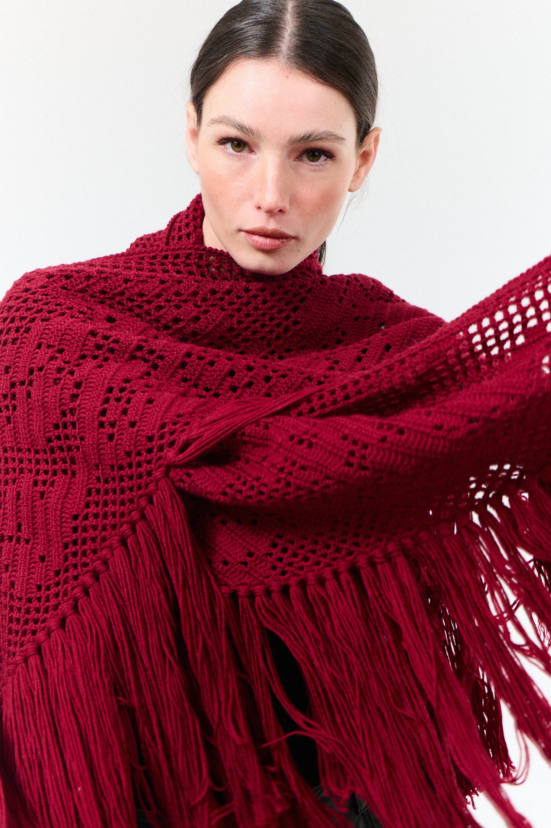 Scialle Peonia in Merino Wool, Bordeaux, On Model, Close up